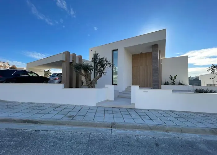 Luxurious Brand New Apartment